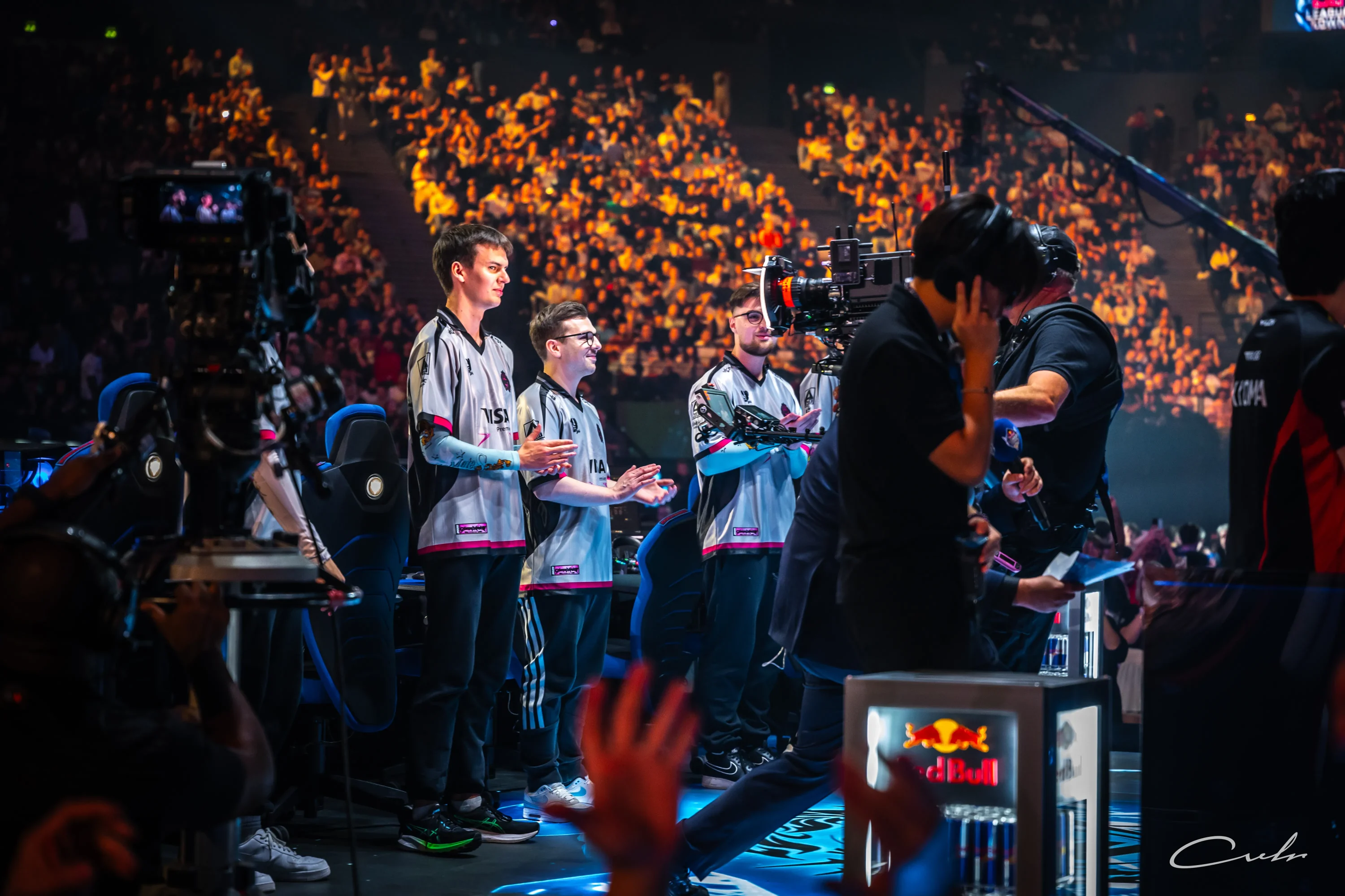 Team M8 esports,Red Bull League of Its Own photos,Gentle Mates esports,photographe événement esport,reportage compétition gaming,photo équipe esport France,captation tournoi gaming,photographe live esport,ambiance événement gaming,photo scène esport,esports France,contenu visuel équipe esport