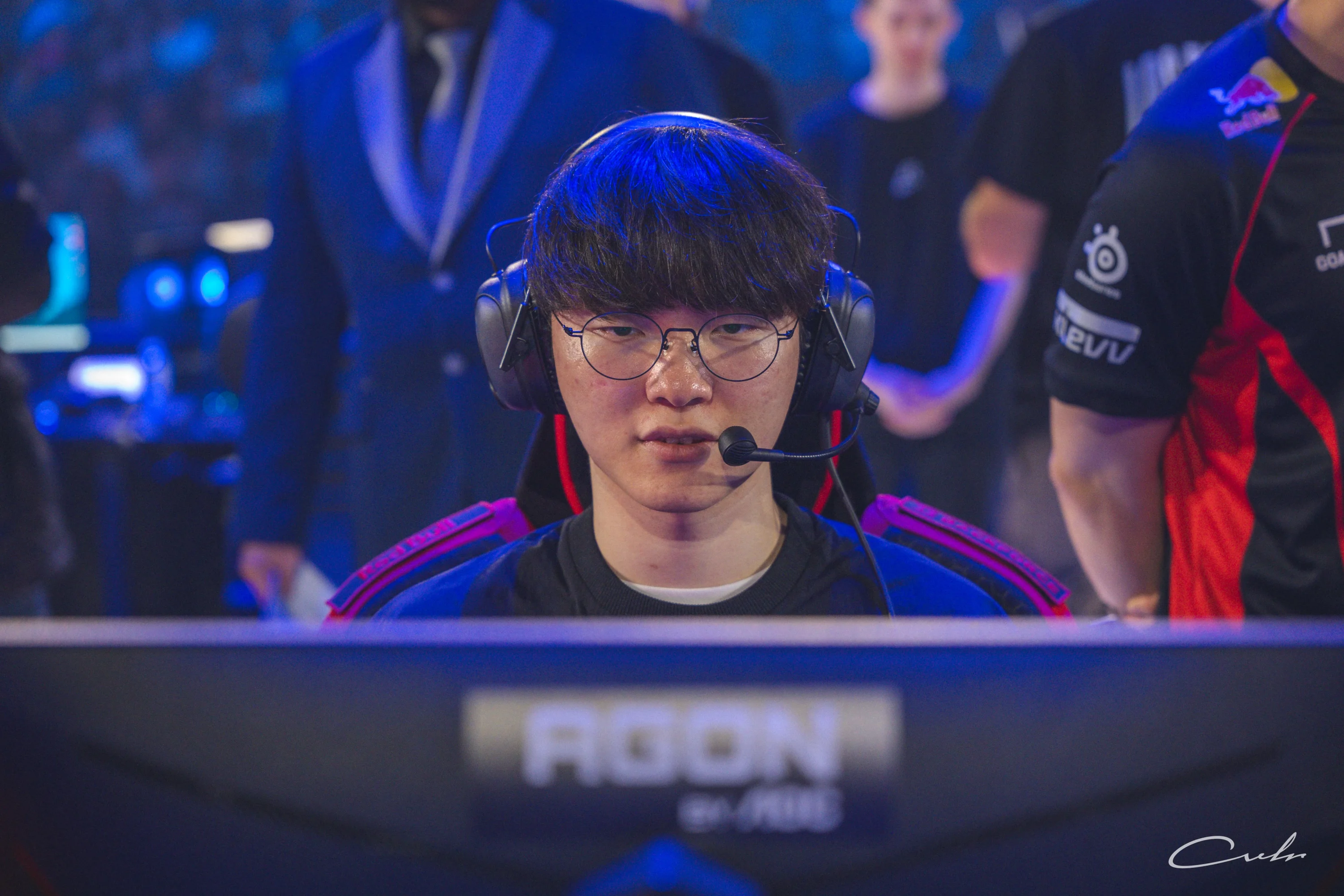 T1 Faker photos,Faker Red Bull League of Its Own,T1 esports imaging,photographe événement esport,photo joueur pro League of Legends,reportage équipe T1,captation star esports,photographe live gaming,esport international images,photo scène League of Legends,contenu visuel pro players,esports mondial T1